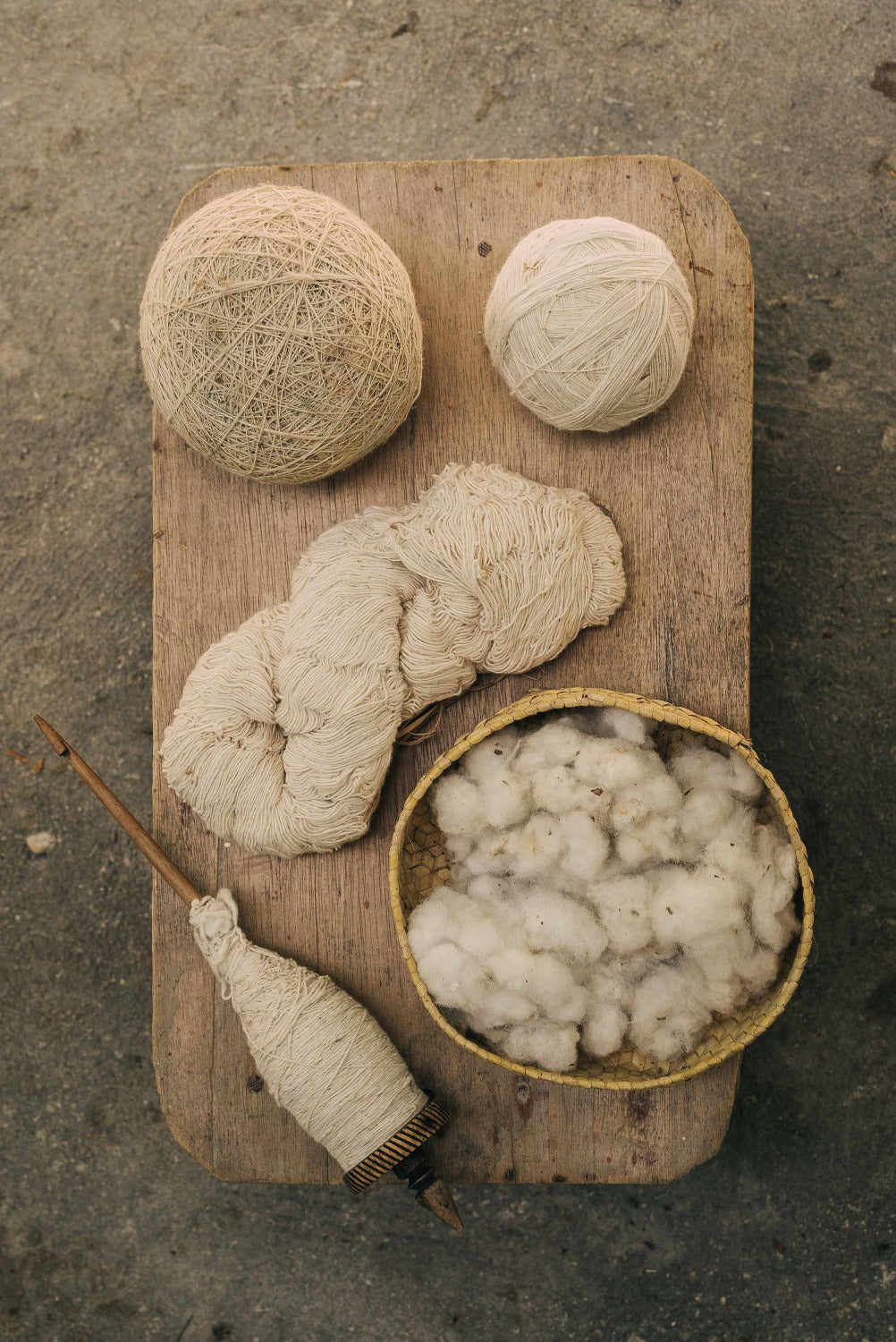 Raw, unbleached cotton fibre and hand-spun cotton yarn made from organically cultivated cotton in Indonesia
